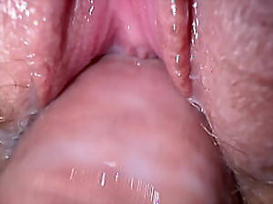 第一次接触巨大的阴茎导致一个荡妇的嘴里被热精液填满,导致激烈的重复表演。